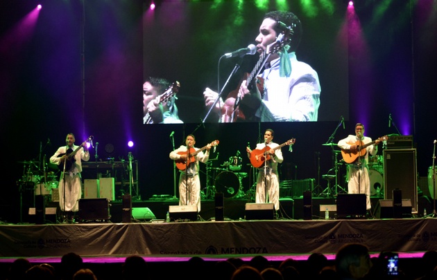 Los Trovadores de Cuyo abrieron la noche en Guaymallén.