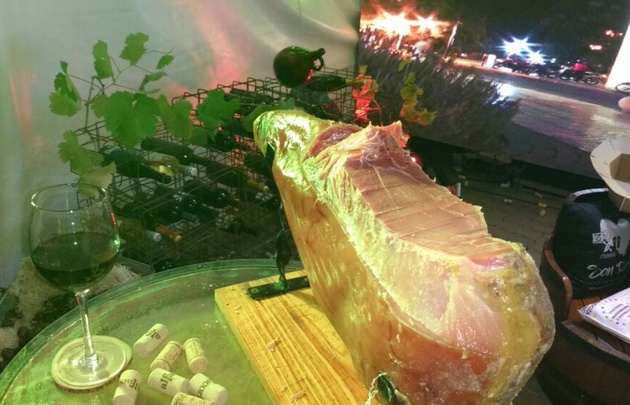 Los puestos de localidades mendocinas ofrecían productos típicos de la zona.