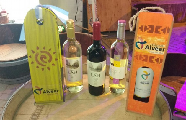 Los puestos de localidades mendocinas ofrecían productos típicos de la zona.