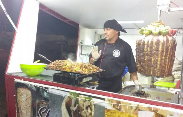 En cada pausa el público compró en los puestos de comida. 