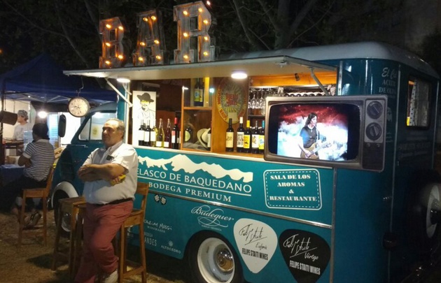 En cada pausa el público compró en los puestos de comida. 