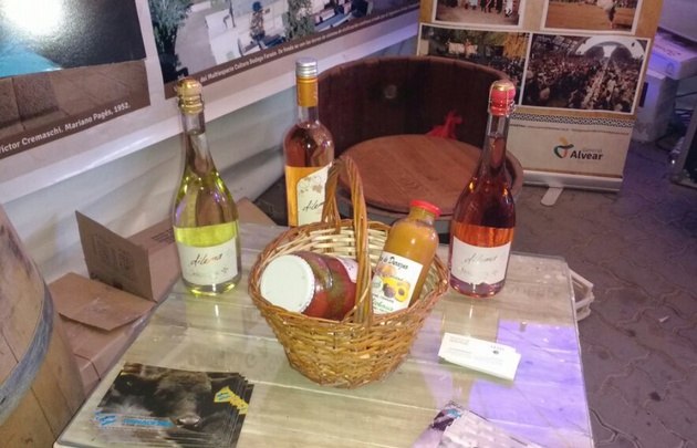 Los puestos de localidades mendocinas ofrecían productos típicos de la zona.