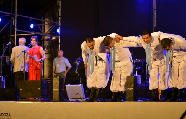 Los Trovadores de Cuyo abrieron la noche en Guaymallén.