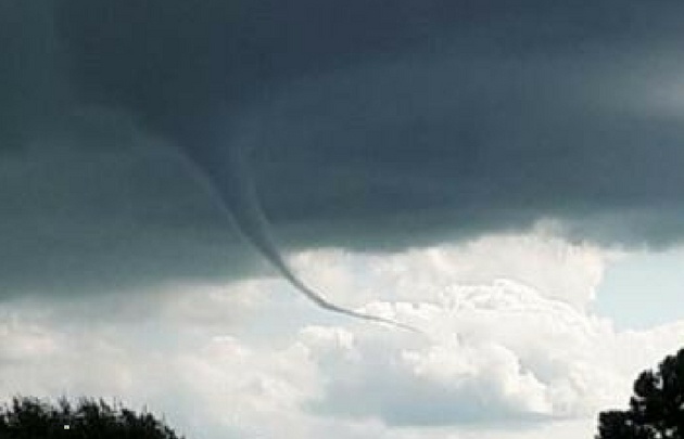 La cola de un tornado preocupó a vecinos de Famaillá.