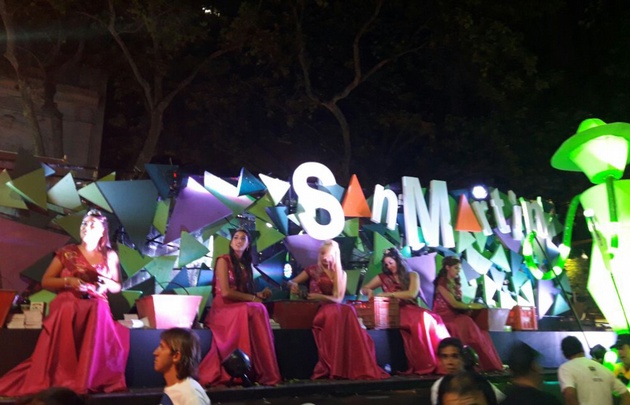 Los carruajes colorean la noche mendocina.