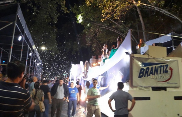 Cada departamento exhibió su carruaje, reinas y productos. 