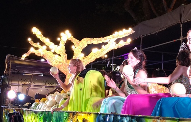 Los carruajes colorean la noche mendocina.