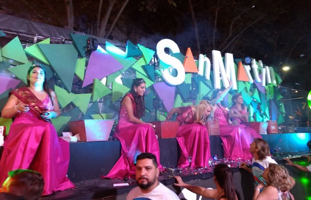 Los carruajes colorean la noche mendocina.