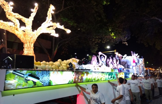 Cada departamento exhibió su carruaje, reinas y productos.