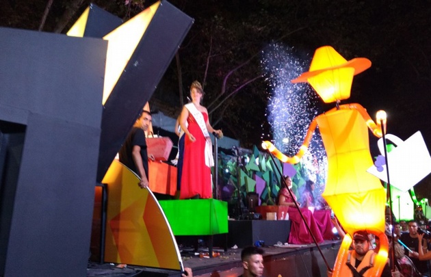 Cada departamento exhibió su carruaje, reinas y productos.