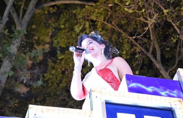 Las reinas exhiben los atributos de sus localidades.