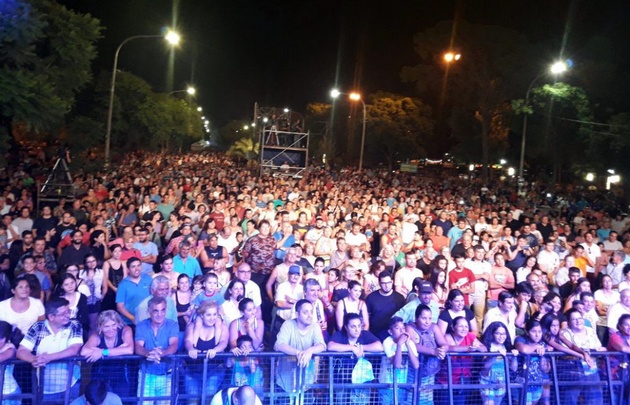 Una multitud fue a disfrutar de ''choris'' y humor en el Parque Sarmiento
