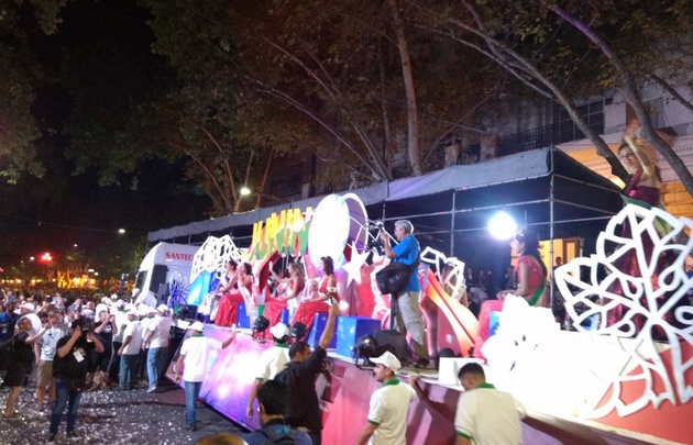 Los carruajes colorean la noche mendocina.