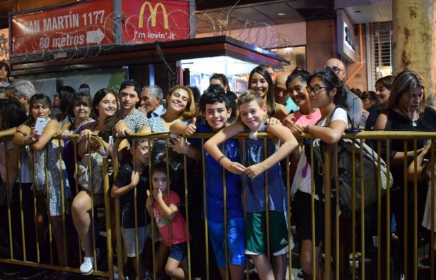 Una multitud se acercó al centro de la capital provincial. 