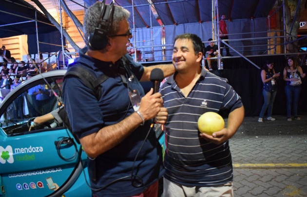 El público obtuvo alguno de los obsequios repartidos por las reinas.