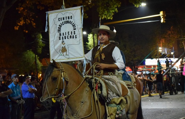 Los carruajes colorean la noche mendocina.