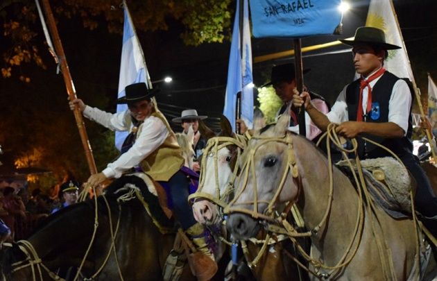 Los carruajes colorean la noche mendocina.