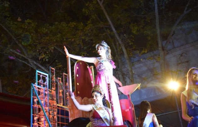 Las reinas exhiben los productos de sus localidades.