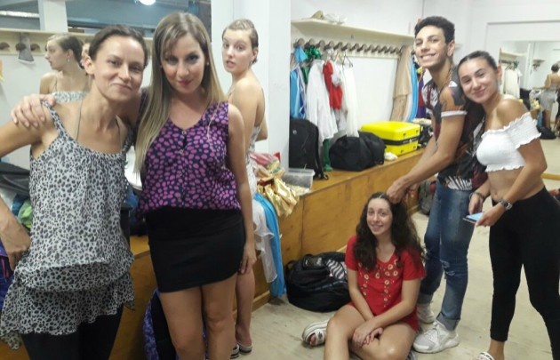 Los bailarines realizan los últimos preparativos de la fiesta cuyana.