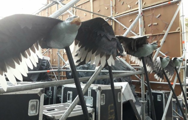 Una gran puesta de escena acompaña a los 850 artistas en escena.