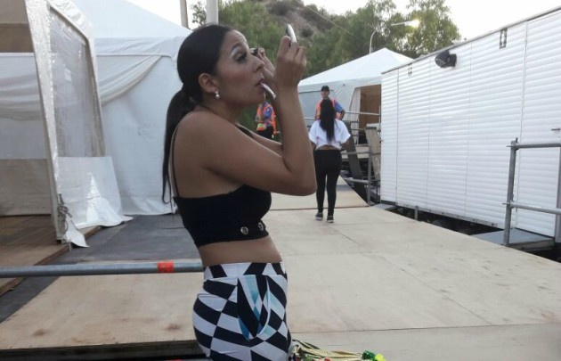 Los bailarines realizan los últimos preparativos de la fiesta cuyana.