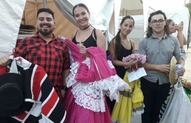 Los bailarines realizan los últimos preparativos de la fiesta cuyana.