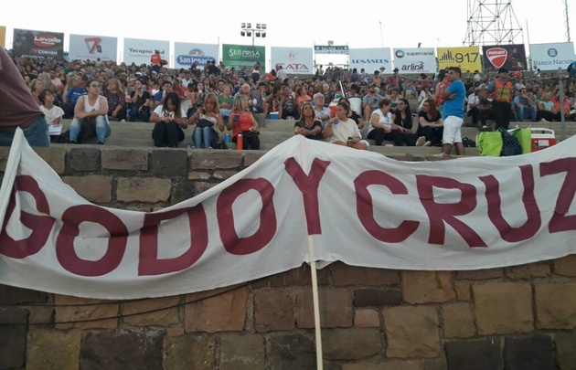Desde temprano el público comenzó a ocupar sus lugares en el teatro griego.