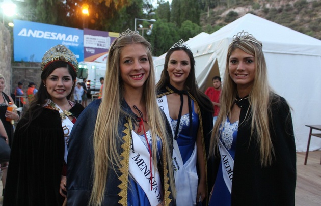 Las candidatas a reina nacional, protagonistas del acto central.