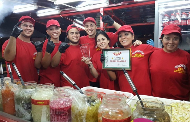 Los choripanes de ''Los Amigos'' deleitaron a la multitud.