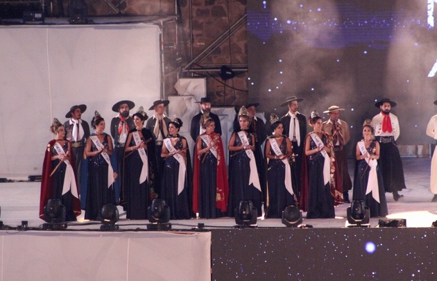 Las soberanas departamentales desfilaron en el escenario.