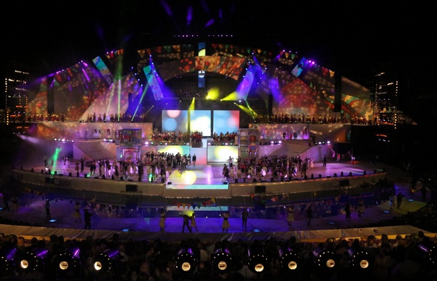 Una gran puesta de escena acompaña a los 850 artistas en escena.