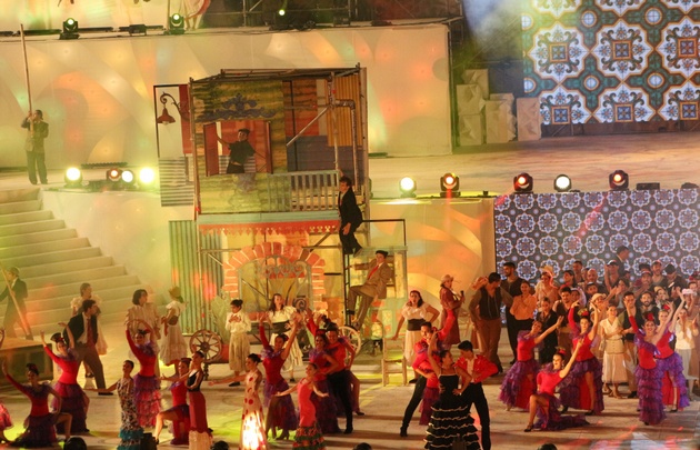 Una gran puesta de escena acompaña a los 850 artistas en escena.