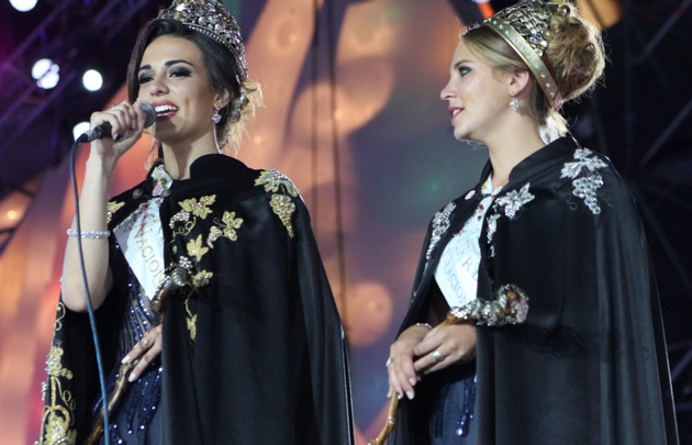 Las reinas tras recibir los atributos. 