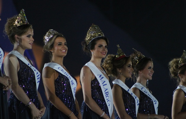 Las 18 candidatas se lucieron en el teatro griego.