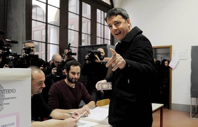 Matteo Renzi vota en las elecciones en Italia
