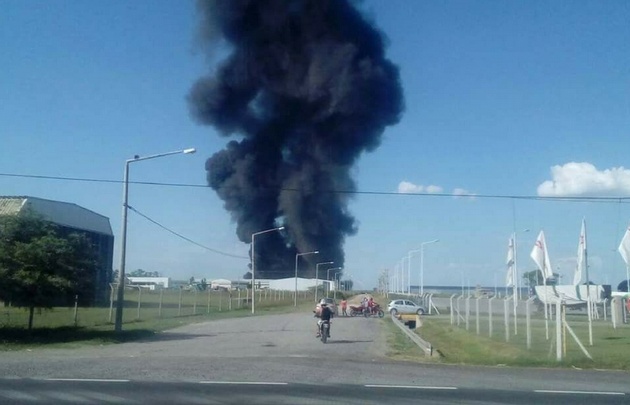 Las llamas devoraron tres naves de la planta y provocaron alerta. 