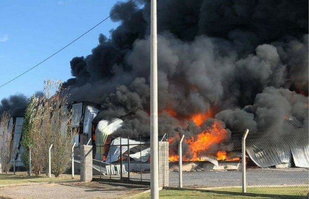 Las llamas devoraron tres naves de la planta y provocaron alerta. 
