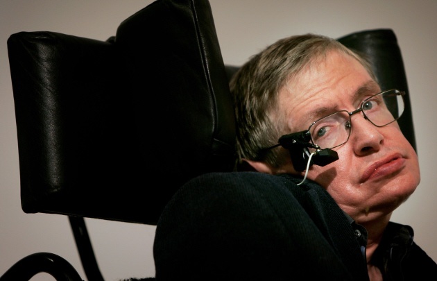 Hawking explicó el universo desde una silla de ruedas.