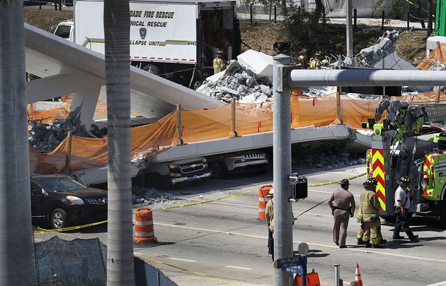 Varios autos aplastados por la pesada estructura.