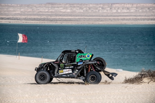 FOTO: Jakub Przygonski (3°) y Yazeed Al Rajhi (2°) en el final del Rally Qatar Cross Country