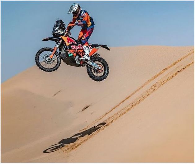 FOTO: Golpeado, pero aún fuerte, Kevin marcha 5° en el Abu Dhabi Desert Challenge