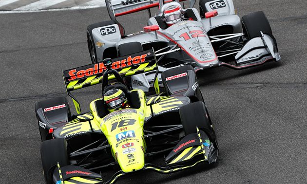 Sebastian Bourdais fue 3°. Aquí, perseguido por Will Power -indycar.com-