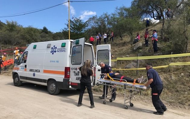 FOTO: Una ambulancia lleva a un herido hacia el helicóptero sanitario que descendió cerca