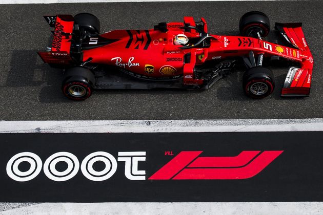 FOTO: Bottas, en el centro, y sus escoltas, Hamilton y Vettel -@f1-