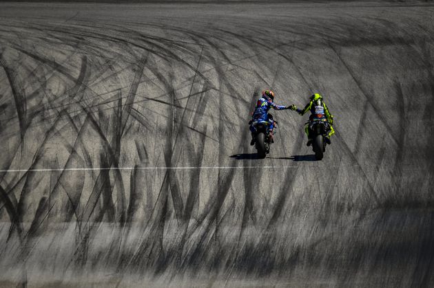 FOTO: Alex Rins eligió el momento y definió a su favor el duelo con Valentino -MotoGP-
