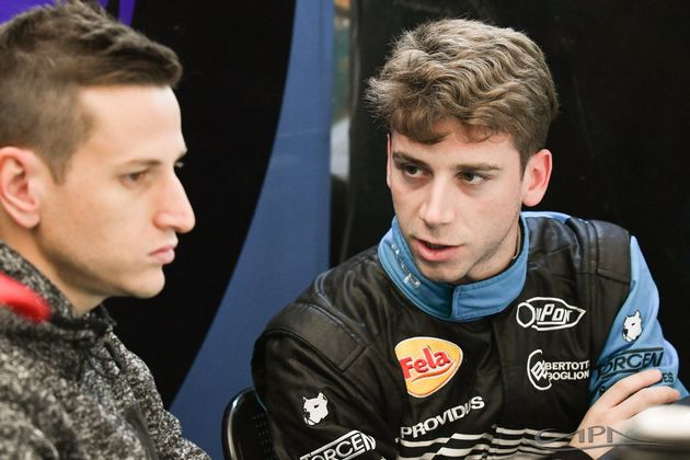 Domingo de manos vacías para Chialvo. Aquí, departe con su ingeniero, Franco Girolami