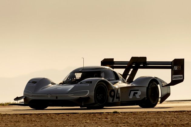 El ID. R en su formato Pikes Peak, con un gran alerón trasero volkswagen-newsroom.com