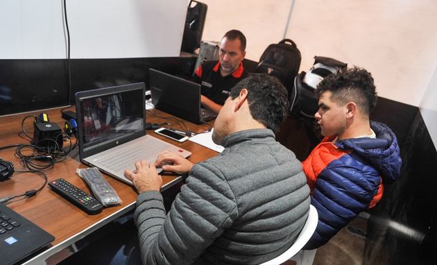 Brian pone todo, se entrena y estudia cámaras para estar listo