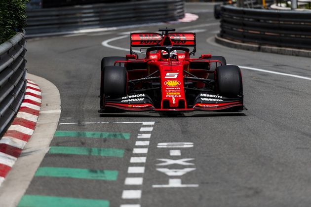FOTO: Verstappen y el Red Bull como escoltas de los Mercedes en las calles de Mónaco