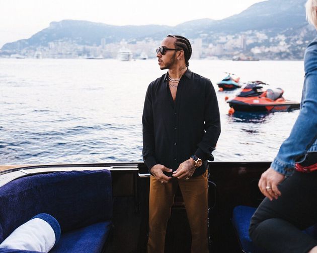 Hamilton descansando en su yate, durante el GP de Mónaco